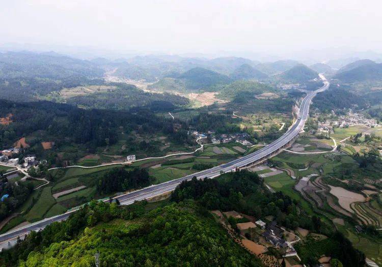 西起贵阳东郊冯家庄,途径贵阳市永乐乡,偏坡乡,龙里县醒狮镇,洗马镇