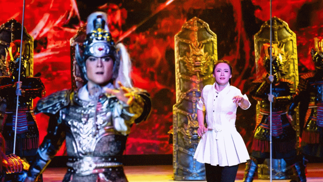 演出舞台突破传统的布光方式将视频影像与灯光糅为整体324个大红灯笼