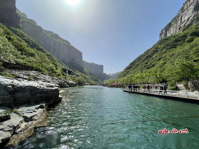 高速公路带动旅游经济 河南宝泉景区游客爆棚