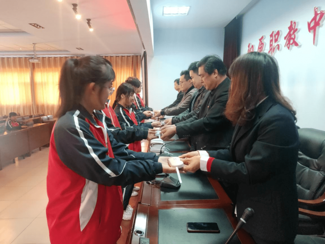 大爱阳原"公益配镜活动捐赠仪式在阳原职教中心举行_爱心