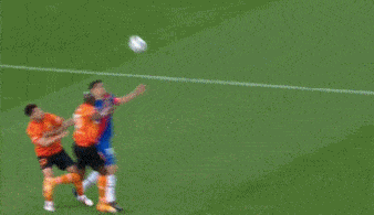 武汉队主帅李霄鹏非常兴奋,挥拳怒吼庆祝!