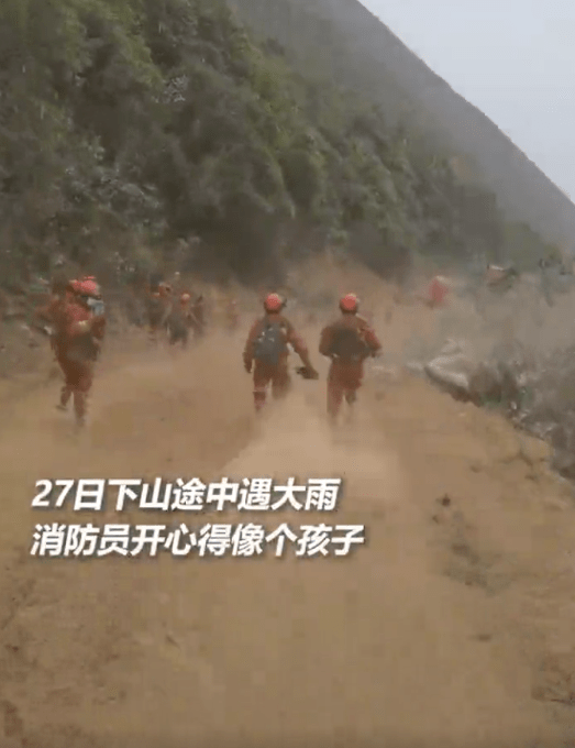 这是发生在四川凉山的一幕,他们开心得像个孩子,可我们看着他们的笑容