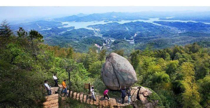 观天下景区龙泉洞景区是国家4a级旅游景区,位于宣城市宣州区东南 30