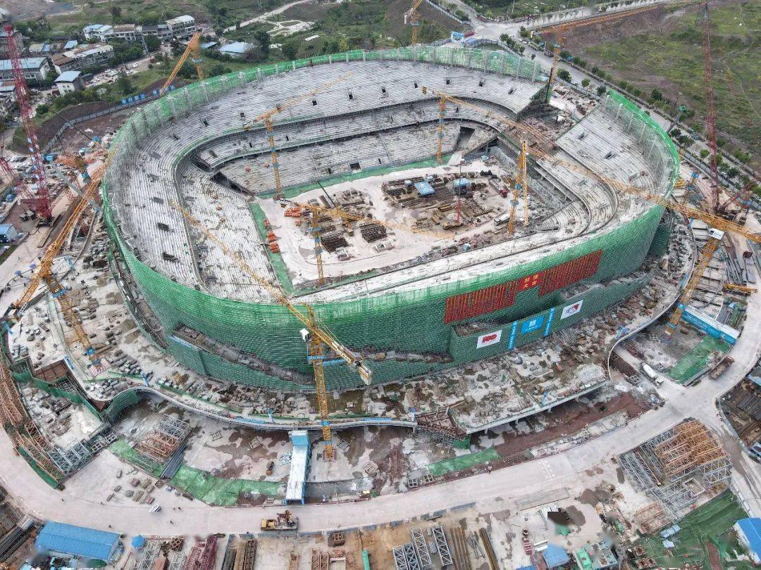 【聚焦"两高两区】重庆龙兴足球场建设"五一"假期快马加鞭!_施工