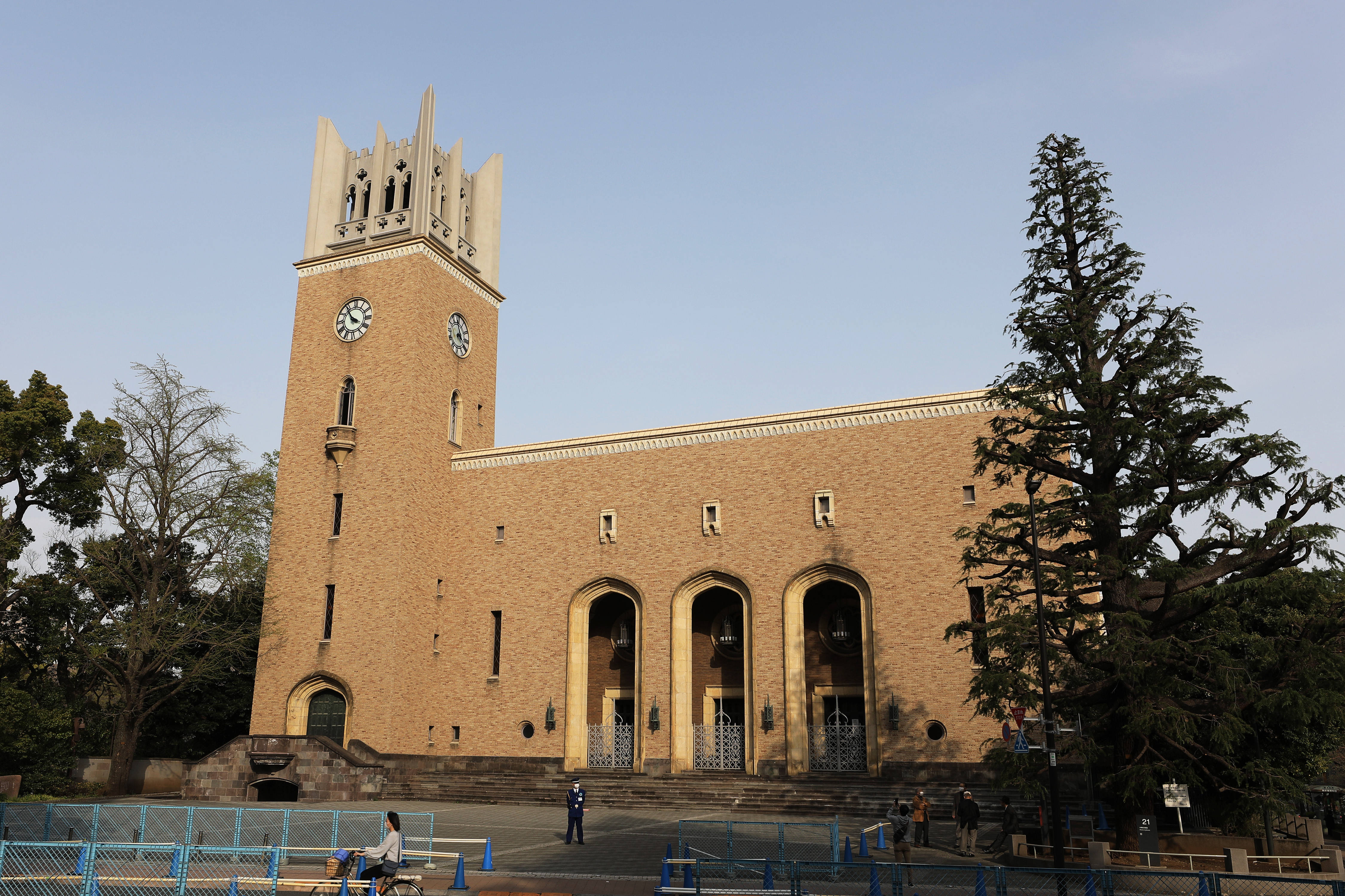 这是3月31日在日本东京拍摄的早稻田大学标志性建筑大隈讲堂.