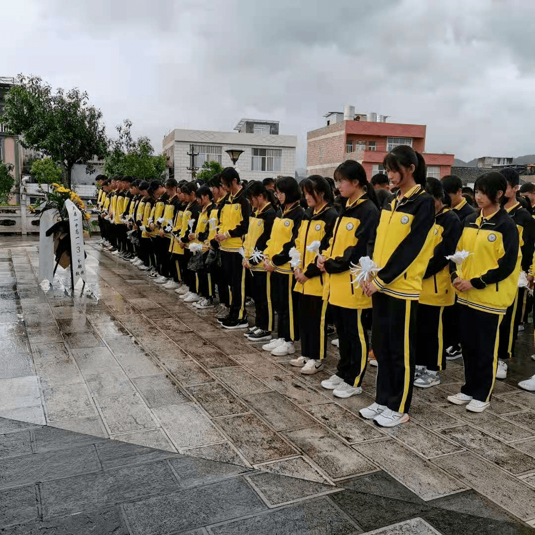 文山 马关县开展"纸花情 忆先烈"活动_第一中学