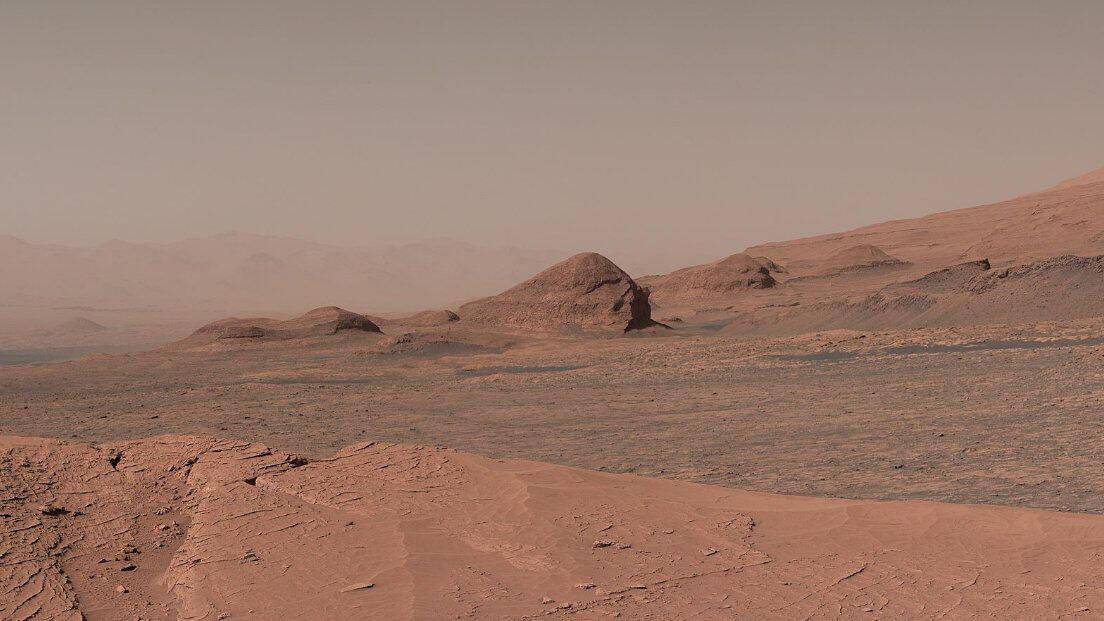 nasa好奇号传回在山顶拍摄的火星风景全景照