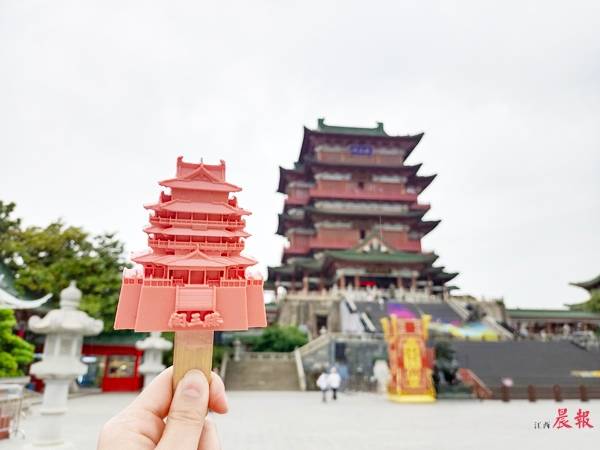 文创雪糕的造型与滕王阁本体大体一致,精巧地复刻出滕王阁的特色和