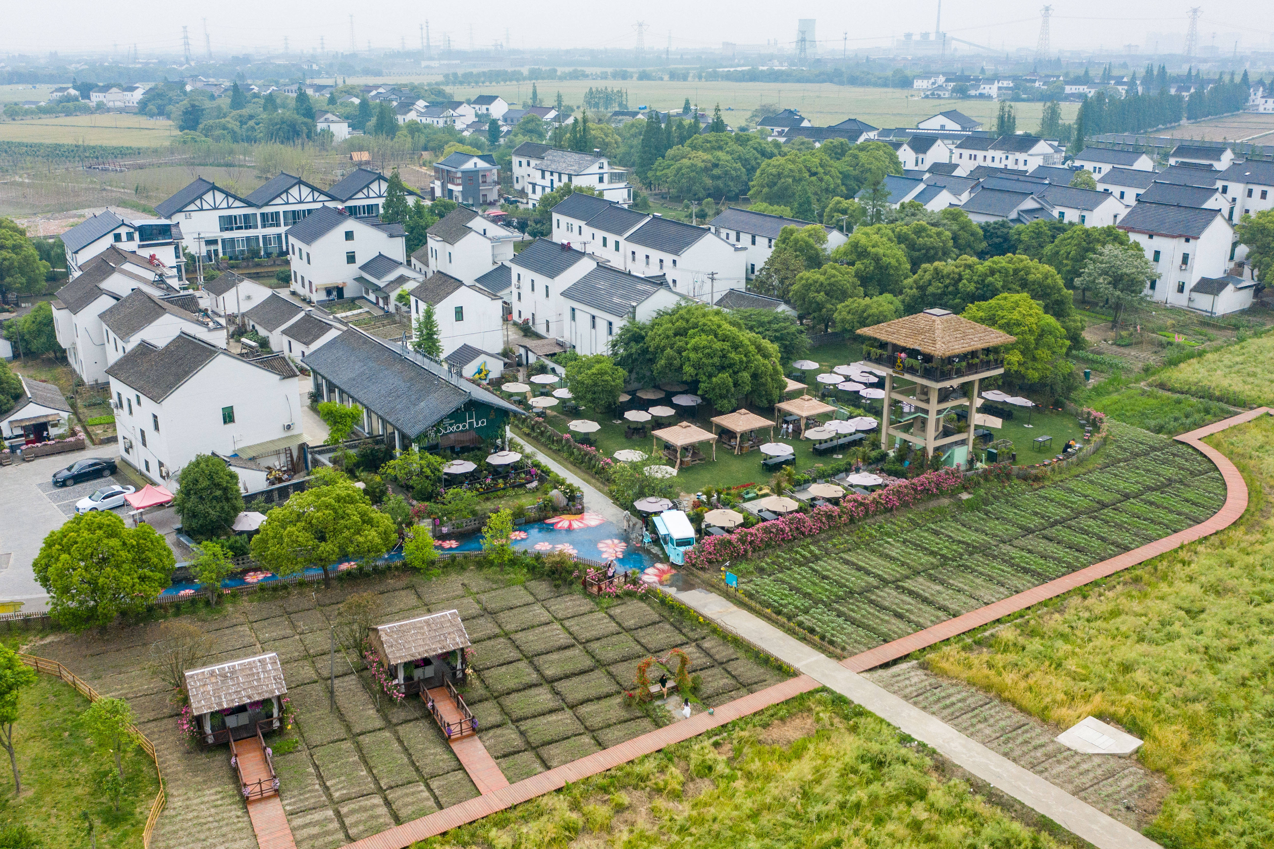 5月8日,游客在苏州市吴江区震泽镇众安桥村一处餐吧休闲.