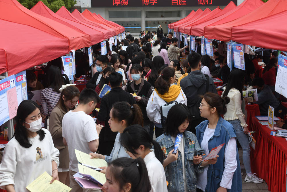 求职大学生在专场招聘会现场应聘(图片来源:cfp)