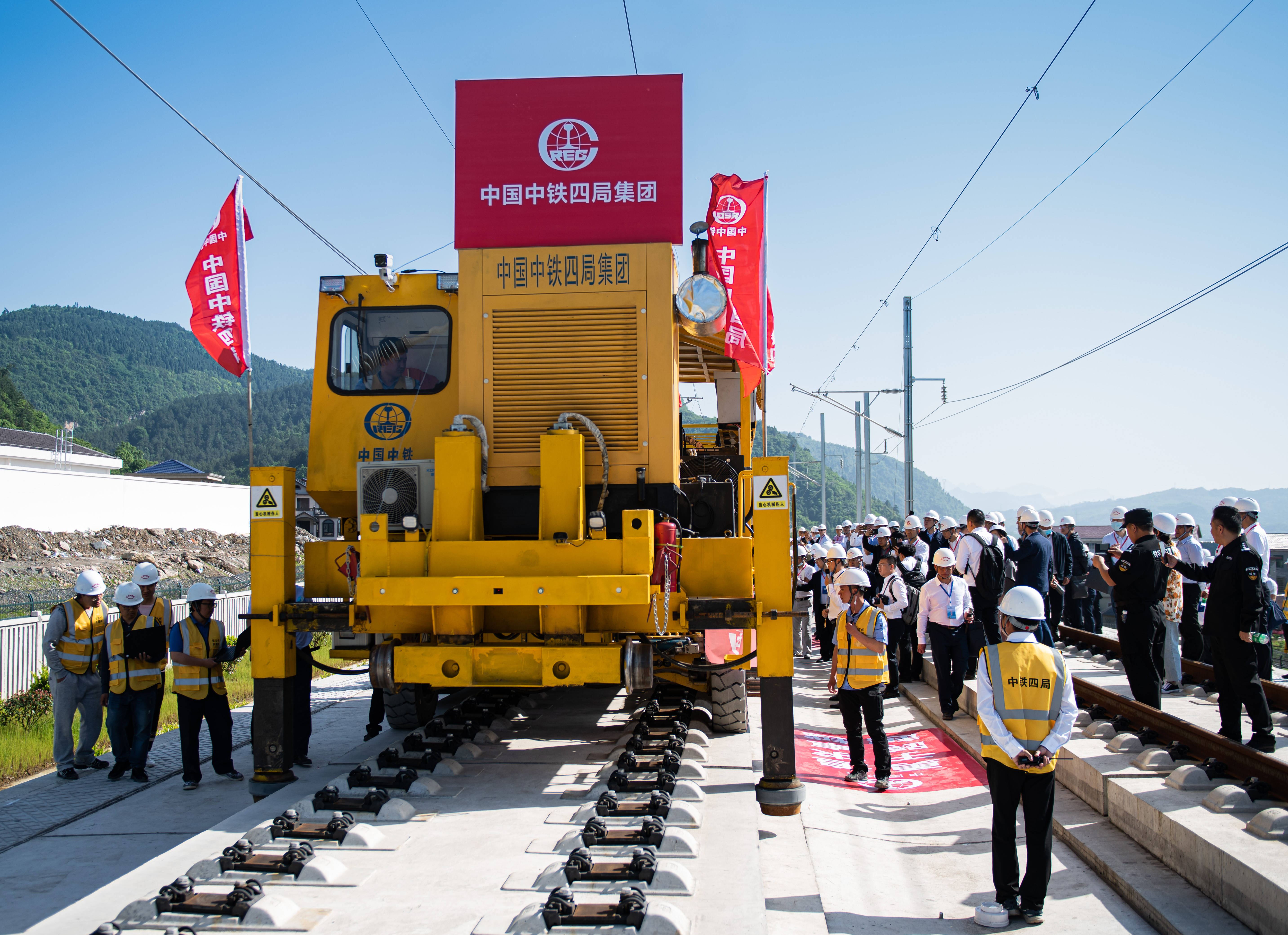 国内首套无砟轨道智能铺轨机组在张吉怀高铁建设中成功运用