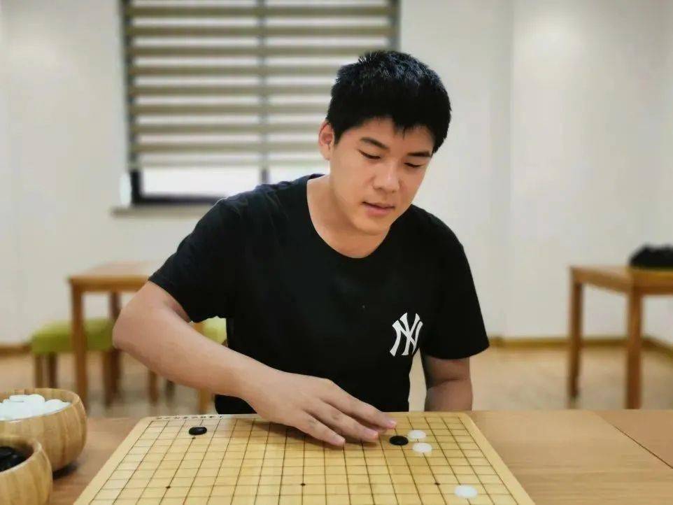 弈城,野狐9段7岁学棋,师从前上海市围棋总教练邱鑫,从事围棋教学行业