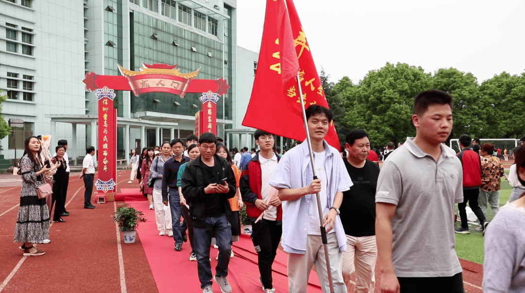 十八岁,你好!上栗中学为高三学子举行成人礼