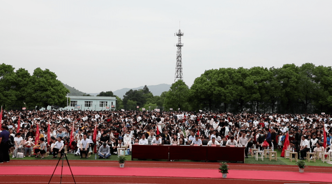 十八岁,你好!上栗中学为高三学子举行成人礼