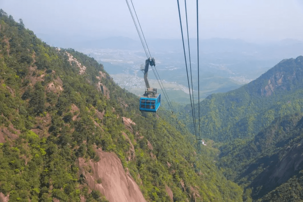 并乘坐能容纳80-100人的太平索道上山,在欣赏太平索道沿线西海大峡谷