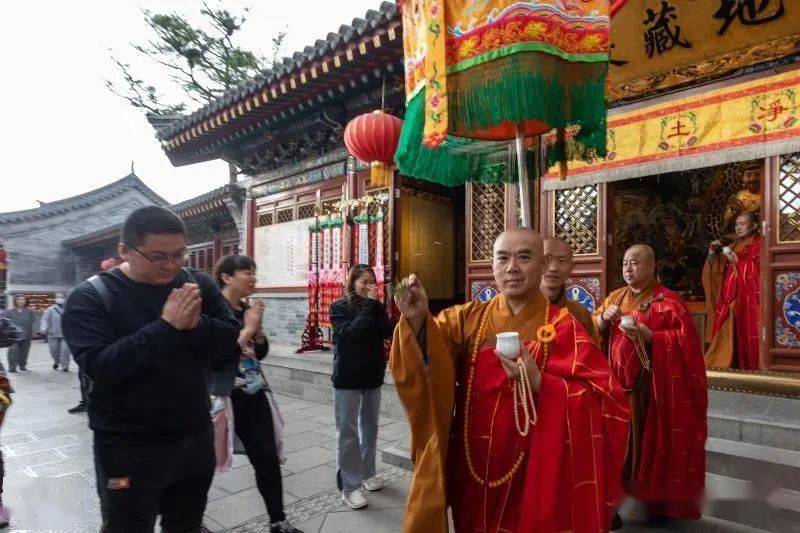 五台山黛螺顶寺举行首堂护国息灾水陆法会熏坛洒净仪式