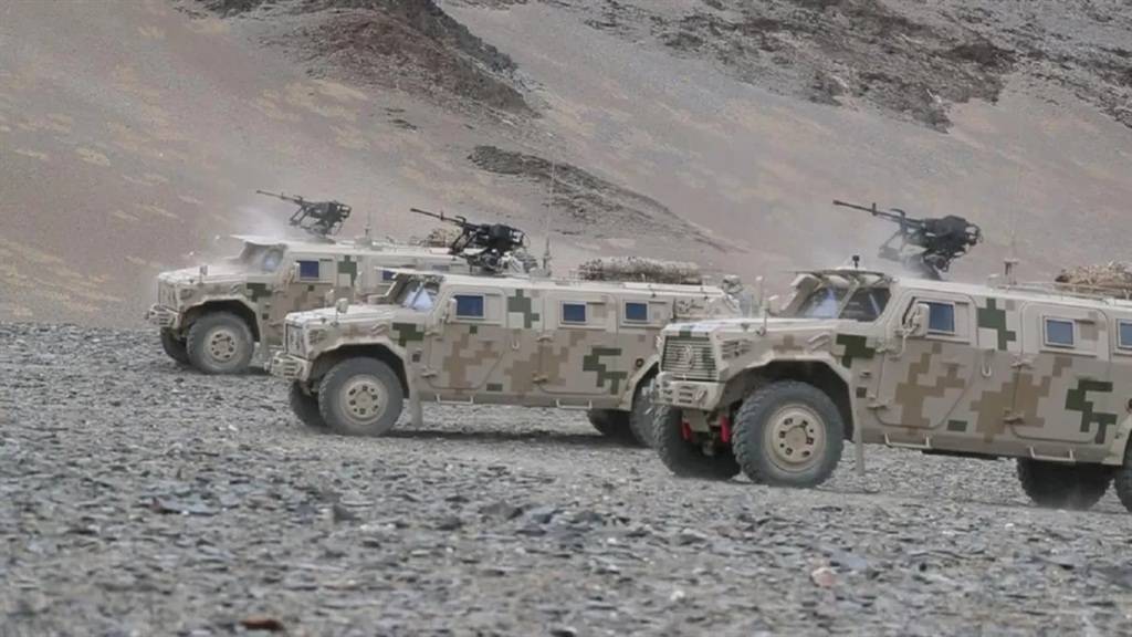 资料图:新疆军区某团列装的荒漠迷彩涂装的第三代"猛士"突击车 来源