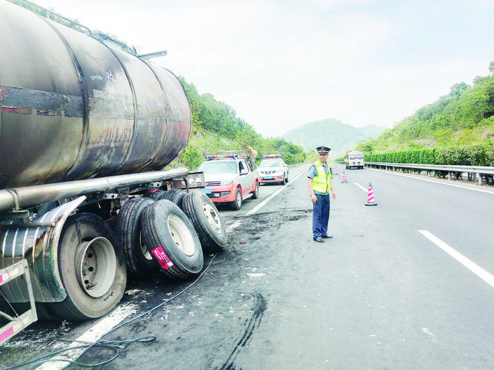 油罐车高速公路上着火