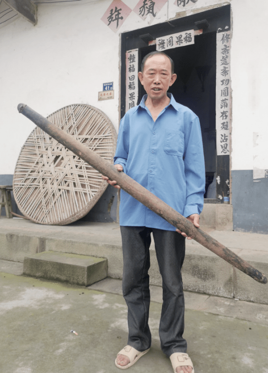 曾永伦保存86年的红军扁担.许亚琴 摄