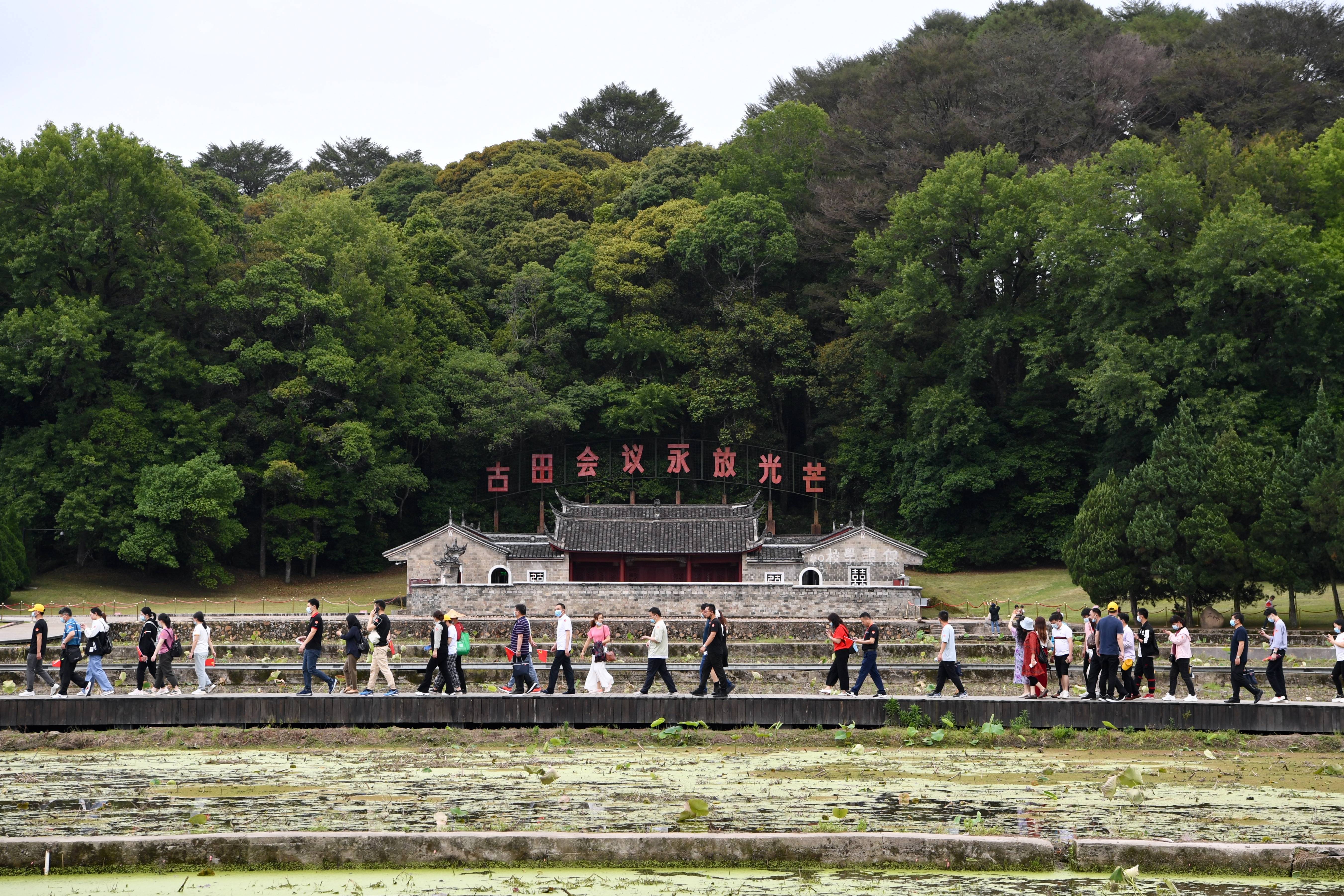 5月8日,人们在古田会议会址景区参观学习.