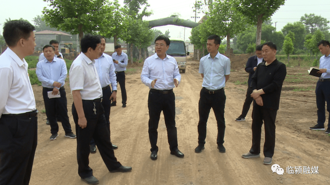 日前,县委书记陈红阳到大郭镇调研乡村振兴工作,县领导梁冠甫,王银广