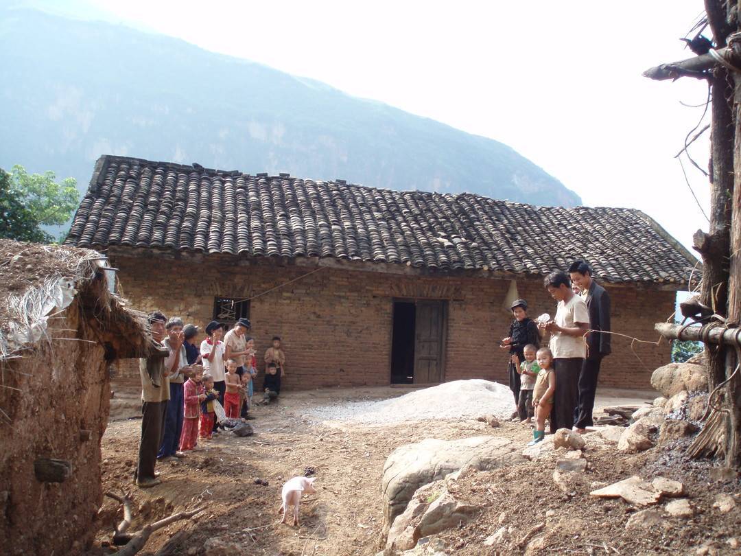 靳征拍下2007年的阿布洛哈村