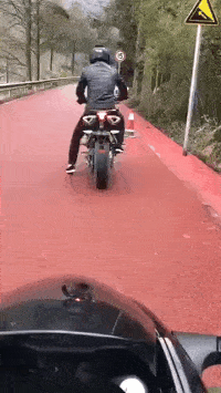 搞笑gif:后边大爷是不喜欢看吗?都打哈欠了