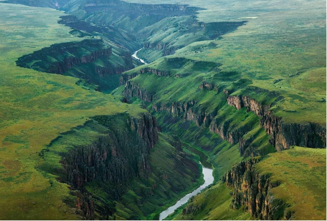 我们都知道,东非大裂谷可是世界上最大的大陆断裂带,从高空上看过去