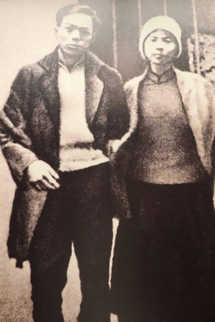 比如刑场上举行婚礼的周文雍,陈铁军.而有些人,生命定格在青春韶华.