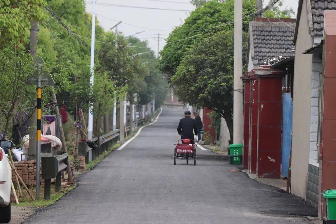 "长芦街道滨江村的一位村民高兴的说.