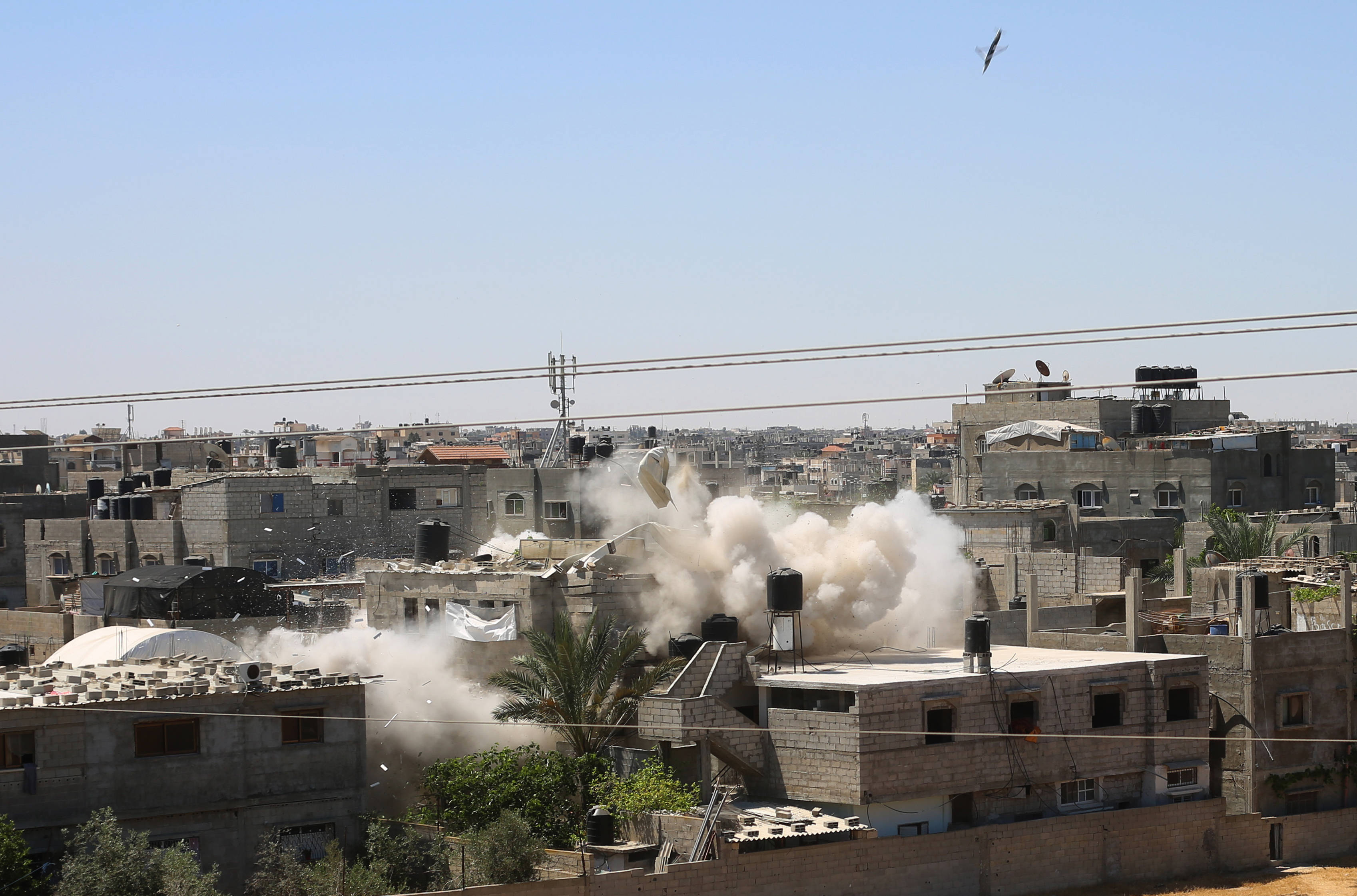5月18日,在加沙地带拉法,房屋被以军空袭炸毁.