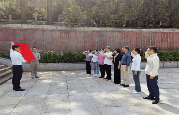 省教育厅党组成员,省人民政府教育督导团总督学杨红琼以普通党员身份