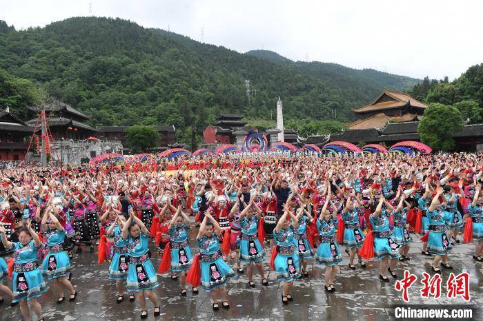 中国乌江苗族踩花山节开幕万余苗乡儿女载歌舞迎佳节