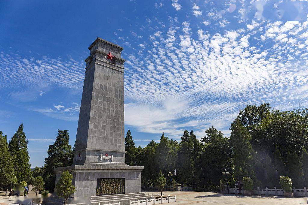 革命烈士陵园位于鄂豫皖三省交界处的大别山腹地,包括革命烈士纪念塔