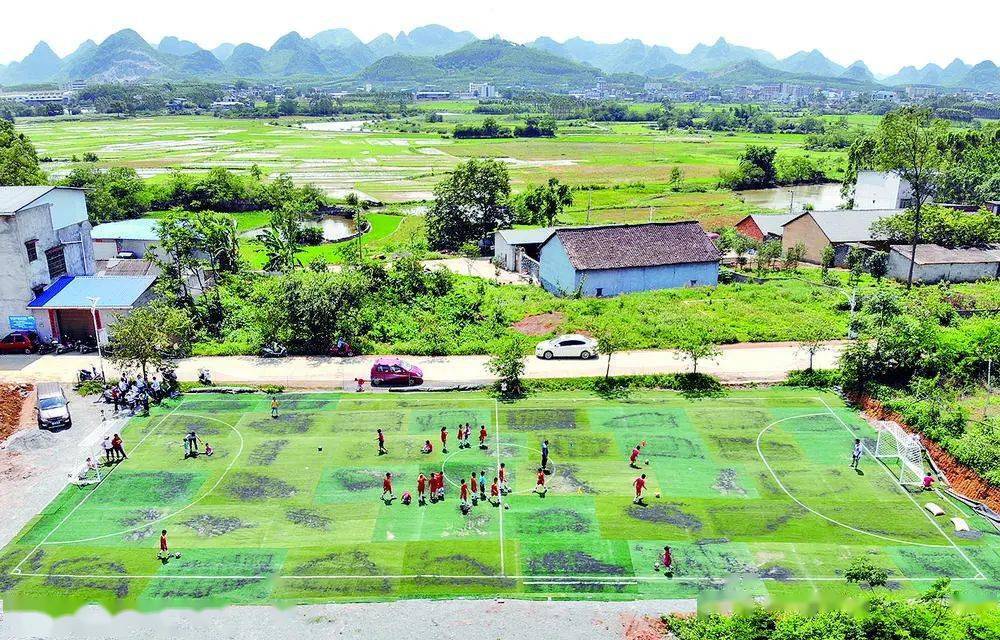 乡村振兴新征程丨柳江区穿山镇平地屯村民出钱出力建起五人制足球场