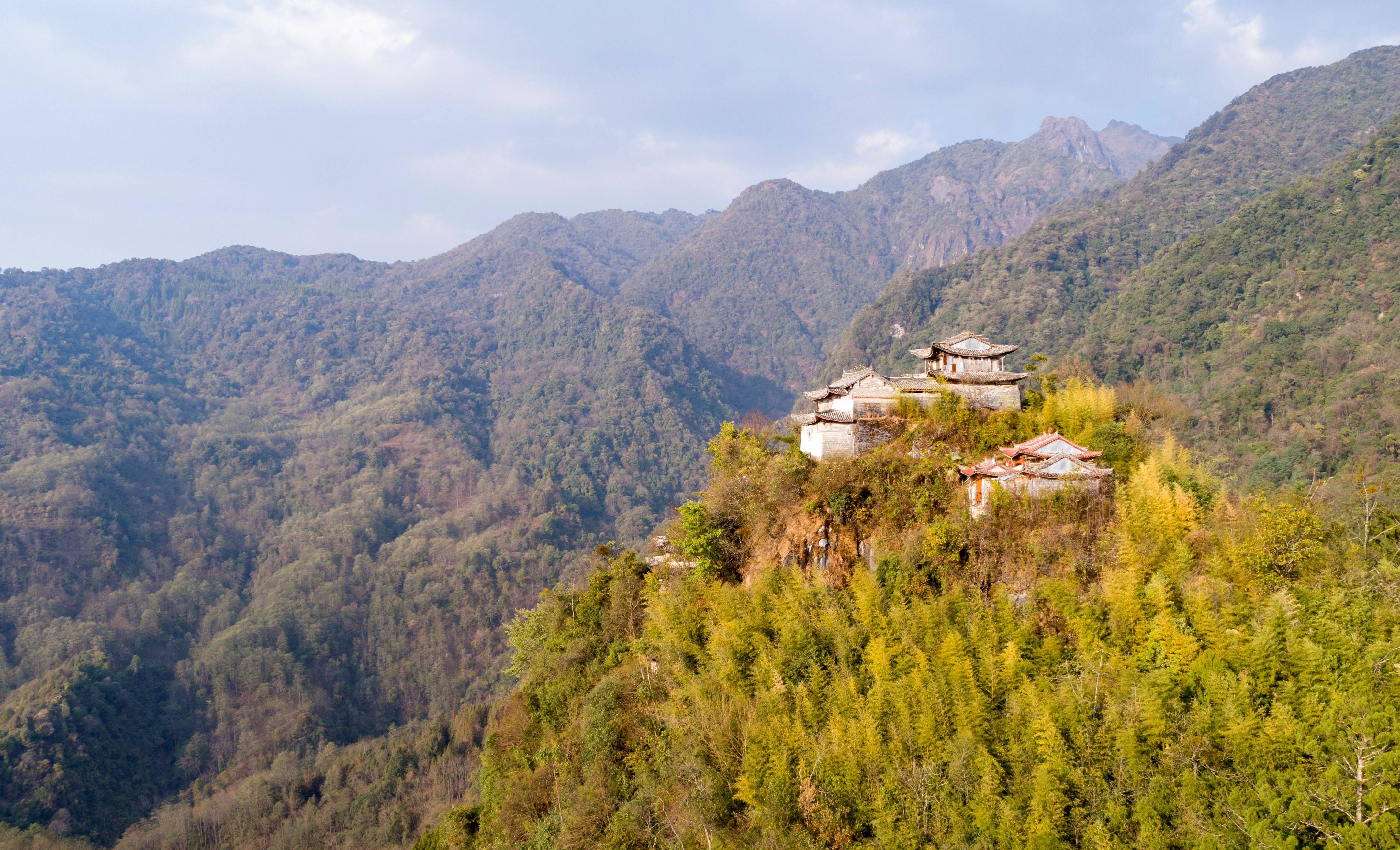 3月15日拍摄的云南省腾冲市界头镇官家寨高黎贡山一景(无人机照片).