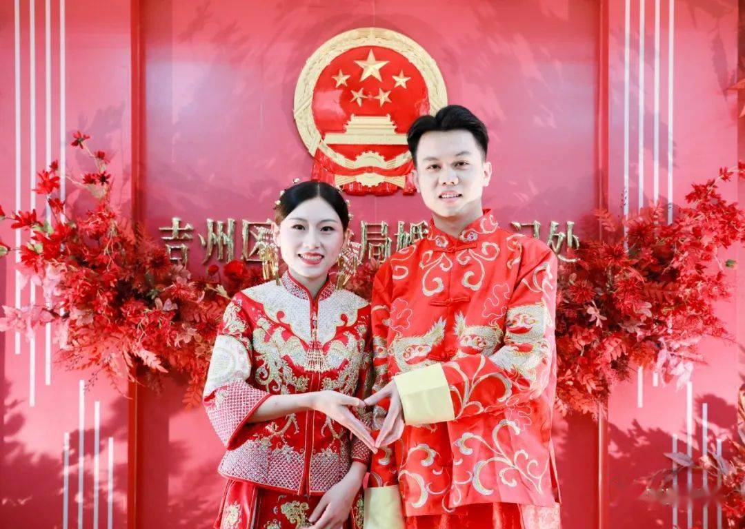 "520"因谐音"我爱你",很多适婚男女都相约在5月20日领取结婚证,我市