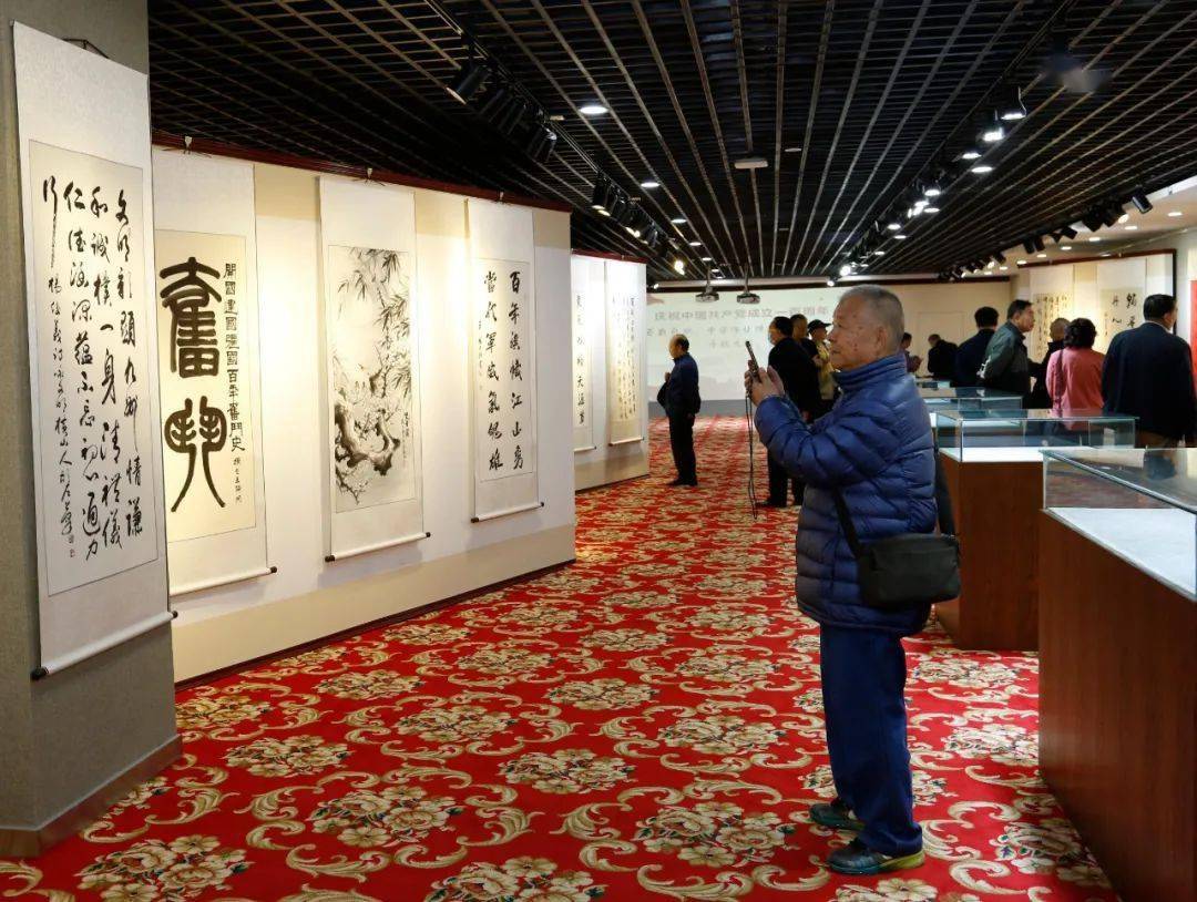 【文旅新闻】百幅作品迎百年党庆书画展在青海省图书馆开展