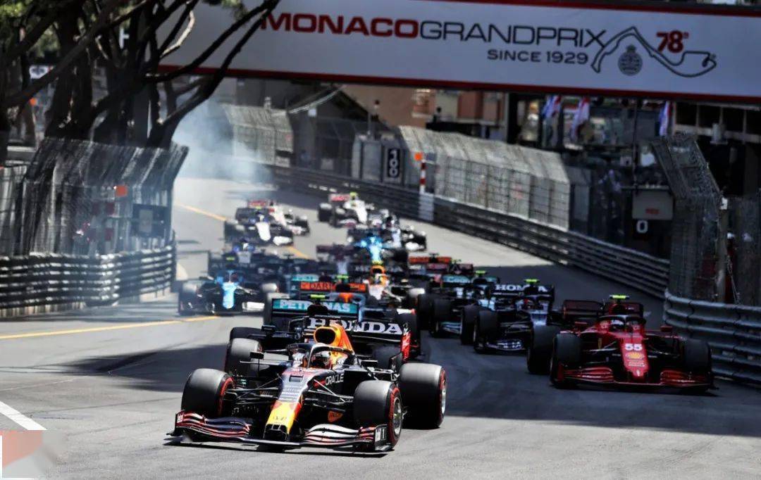 经过一番插曲后,2021f1摩纳哥大奖赛正赛顺利发车,第1圈过后,前十位