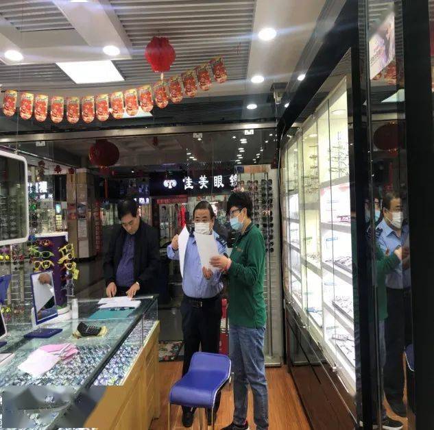 区市场监管局开展眼镜店诚信计量自我承诺工作