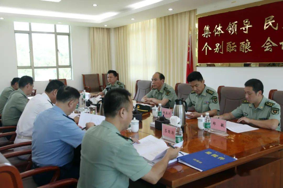 三亚警备区召开党委常委民主生活会,海南省军区副司令员任明龙少将率