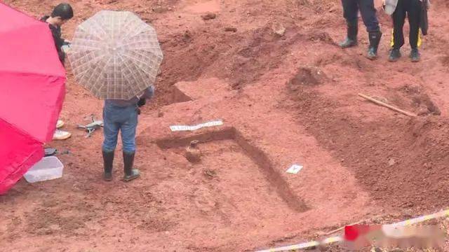长沙闹市中学发掘古墓30座,墓主为低级官吏或平民