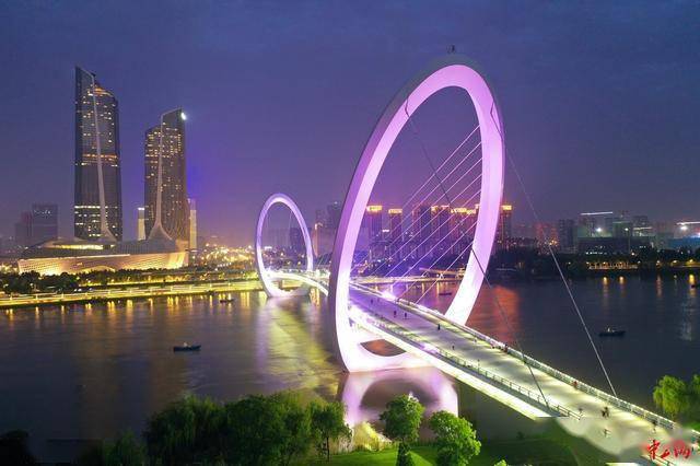 航拍南京眼步行桥 仿若江面上跳跃的音符夜色美如画