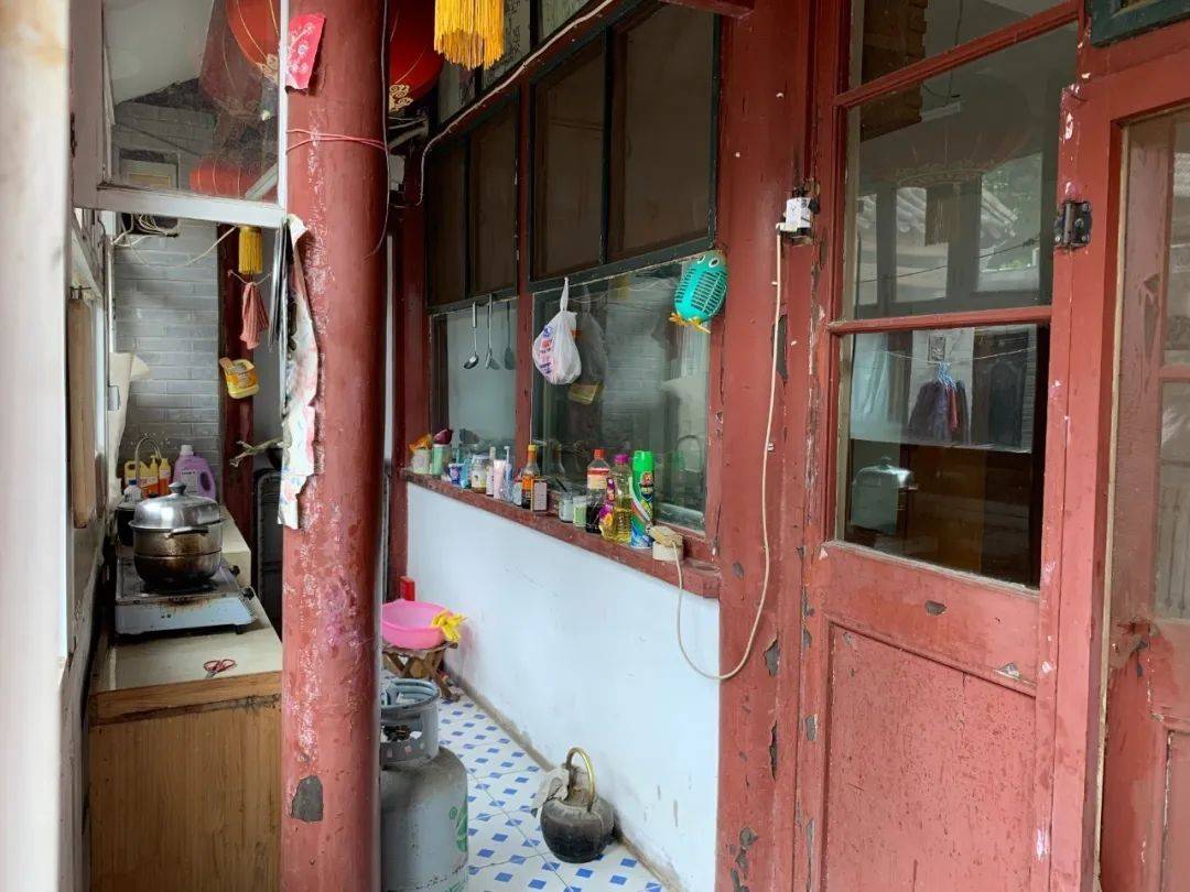 她用15万改造了出租屋让破旧民房变得浪漫如画