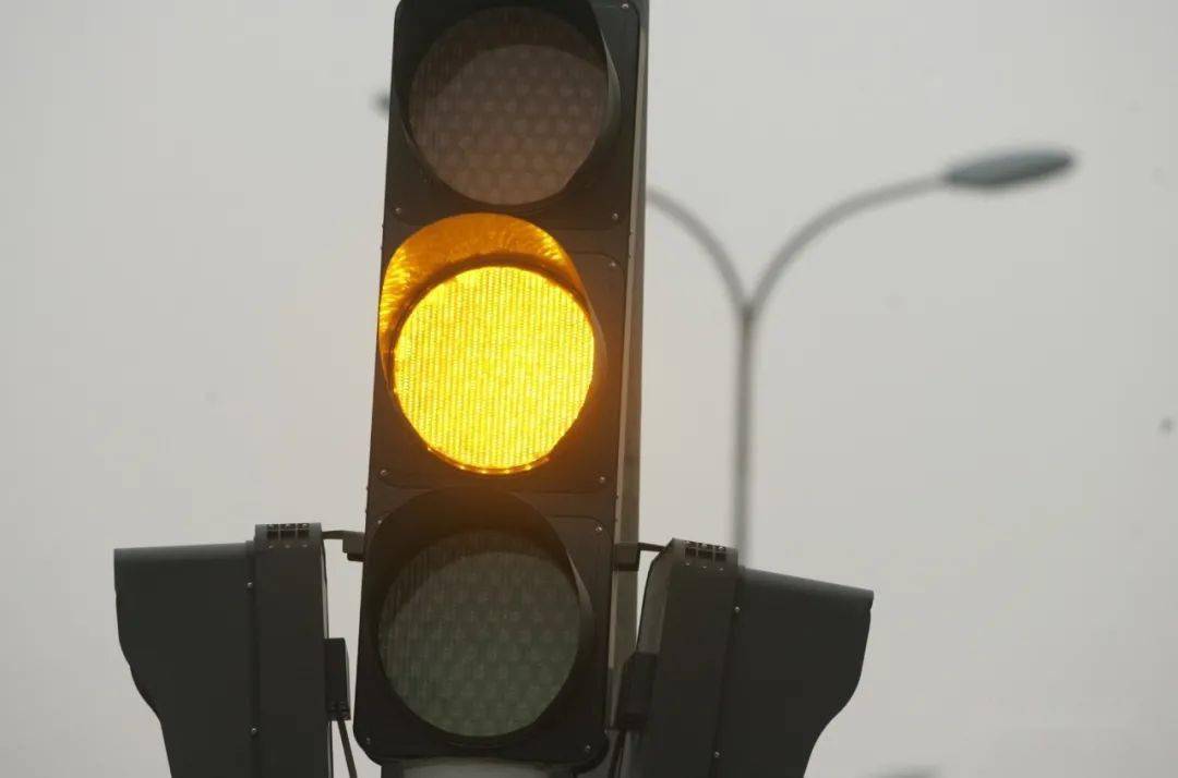 右转只有红灯黄灯,有司机竟不会走了!北京交管释疑