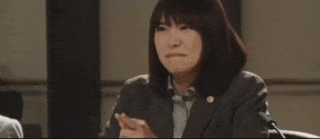 她跟堺雅人演的古美门简直是一对活宝,两个人天天怼来怼去,搞笑死了