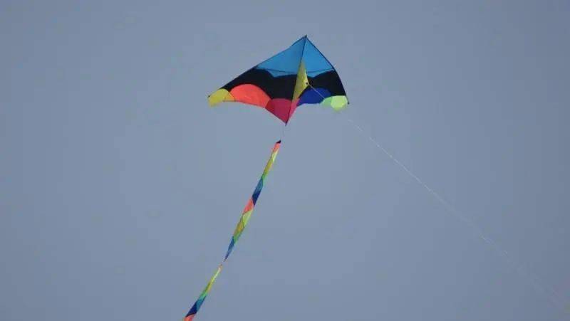 要注意及时沿顺风走去收线,如果风筝在空中相互缠绕,最好剪断风筝线