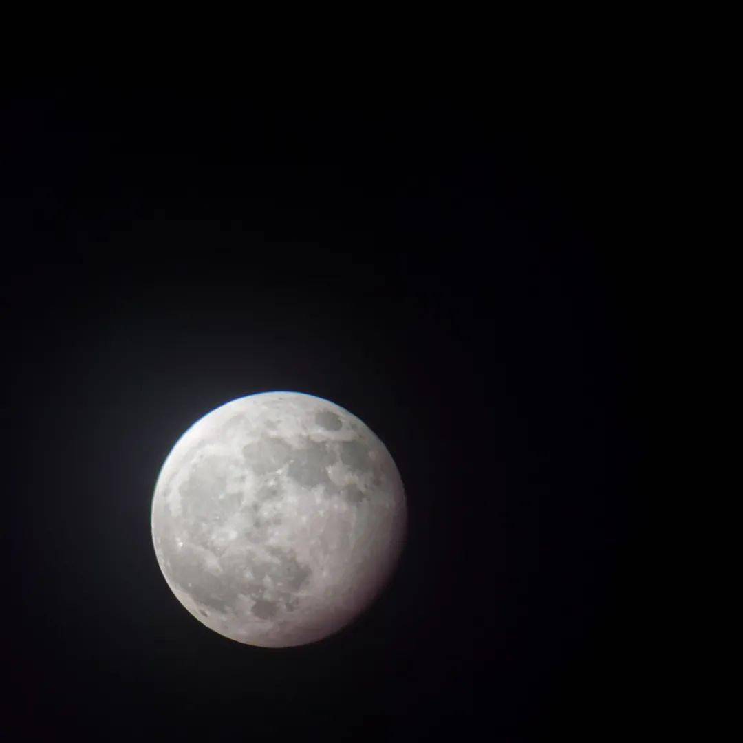 5月26日19时10分左右,本年度"最大最圆月"(也称"超级月亮")与月全食