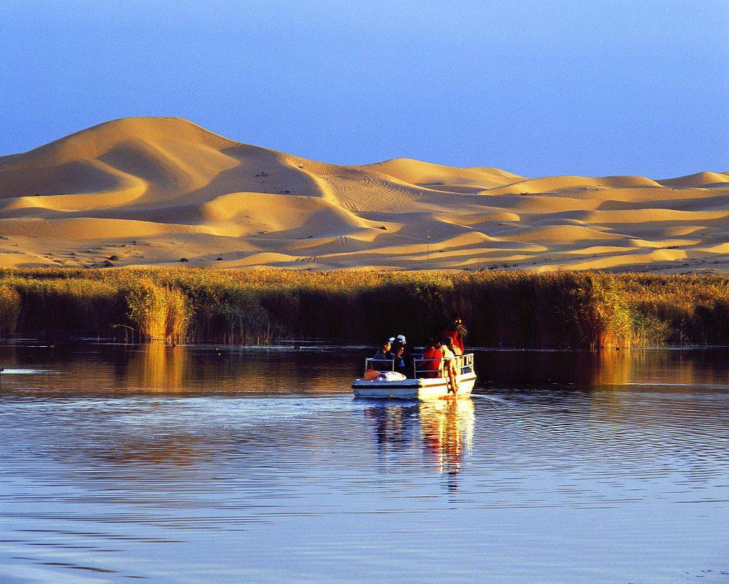 内蒙古腾格里沙漠月亮湖风光.(来源:视觉中国)