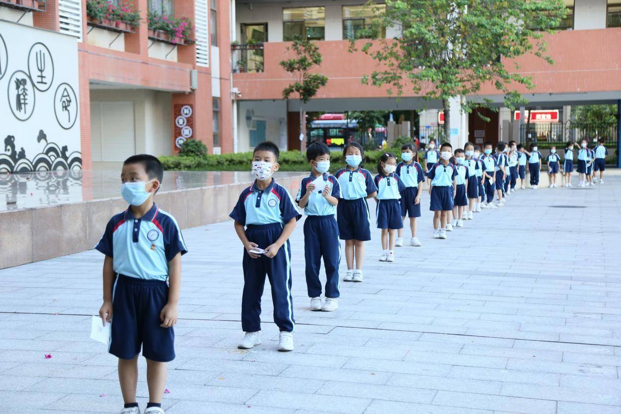 小学生自觉间隔1米排队等候.